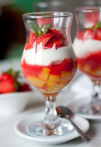 Клубнично-персиковый десерт со сливочным кремом - Шаг 5