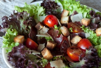 Салат с бастурмой и помидорками черри