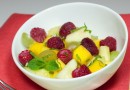 Салат из экзотических фруктов с малиной