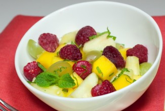 Салат из экзотических фруктов с малиной