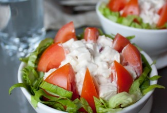 Салат из курицы и помидоров