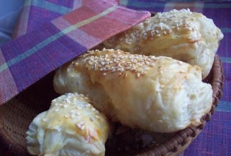 Слоеные булочки с сыром и мясом