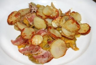 Запеченный молодой картофель с овощами