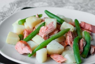 Салат из лосося с картофелем и зеленой  фасолью