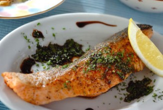 Лосось на гриле с пряными травами