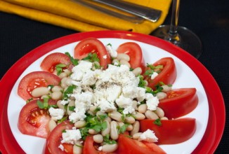Салат из томатов и фасоли в средиземноморском стиле