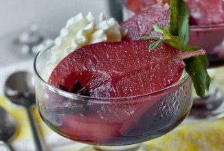 Груши в красном вине с пряностями