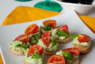 Канапе с кремом из феты и песто с томатами