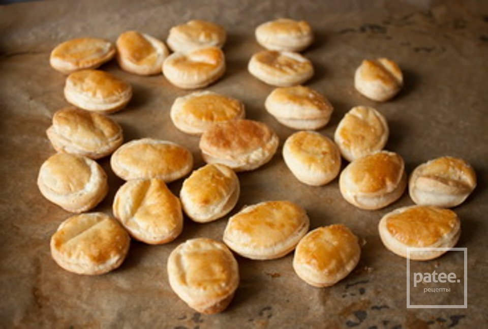 Канапе с кремом из феты и песто с томатами - Шаг 1