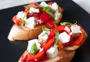 Брускетта с печеным перцем и фетой