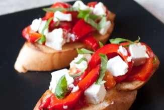 Брускетта с печеным перцем и фетой