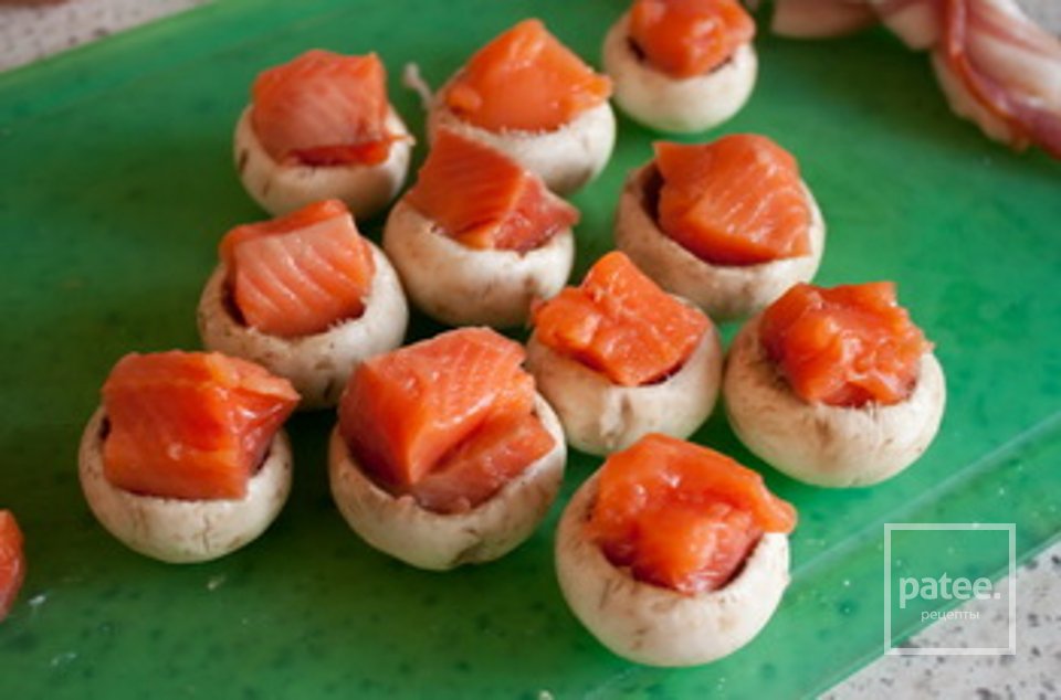 Шампиньоны с лососем в беконе - Шаг 2