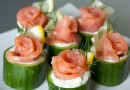 Лосось со сливочным кремом в стаканчиках из огурца