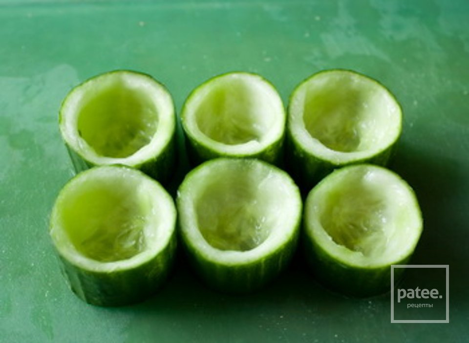 Лосось со сливочным кремом в стаканчиках из огурца - Шаг 1