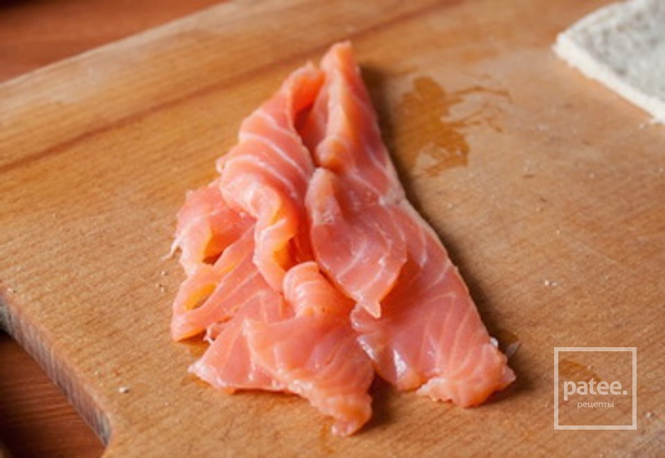 Лосось со сливочным кремом в стаканчиках из огурца - Шаг 3