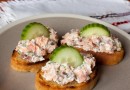 Кростини с копченой рыбой и сливочным сыром