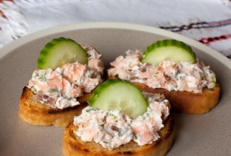 Кростини с копченой рыбой и сливочным сыром