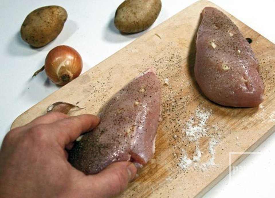 Куриные грудки, запеченные в сливках с сыром - Шаг 1