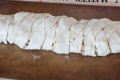 Яичница-болтунья в слоеном тесте - приготовление