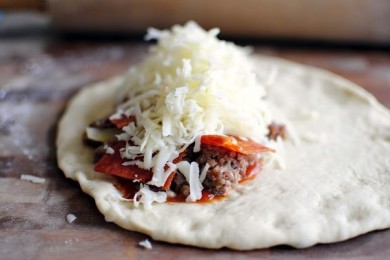 Домашняя закрытая пицца - приготовление