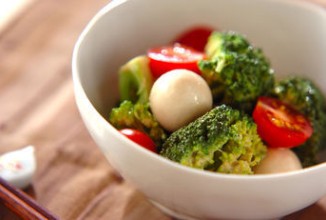 Салат из брокколи с перепелиным яйцом