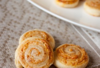 Спиральки из слоеного теста с пармезаном