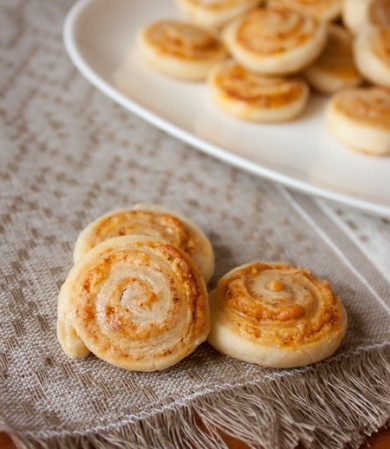 Спиральки из слоеного теста с пармезаном - Шаг 5