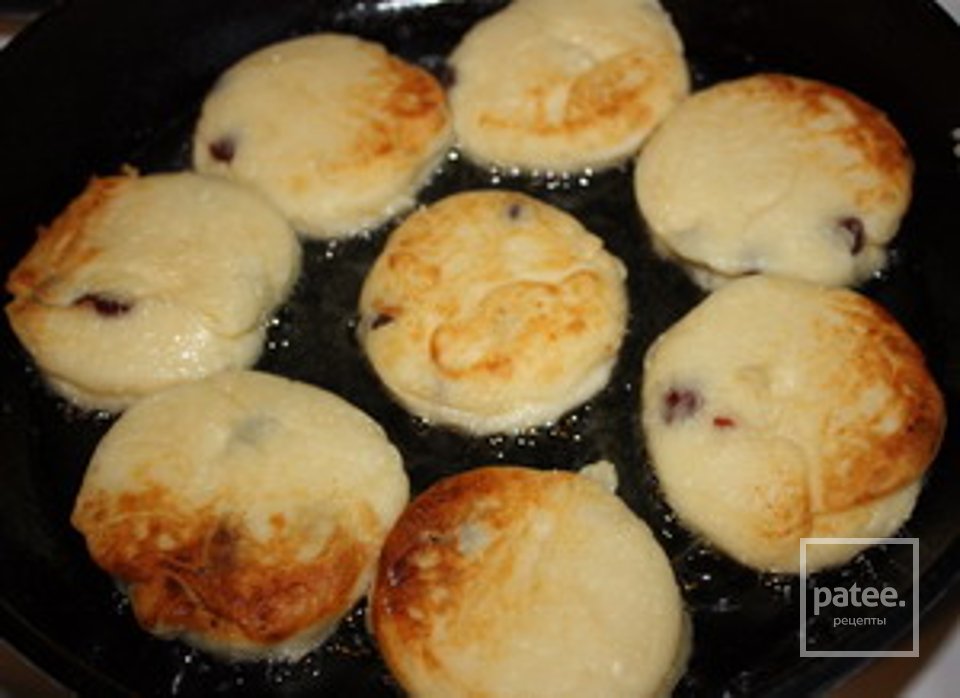  Сырники с сушеной вишней - Шаг 3