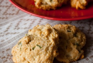 Печенье с зеленым луком и голубым сыром