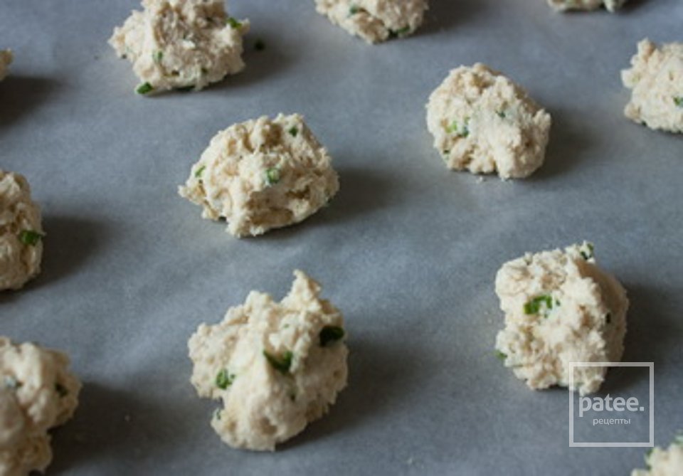 Печенье с зеленым луком и голубым сыром - Шаг 4