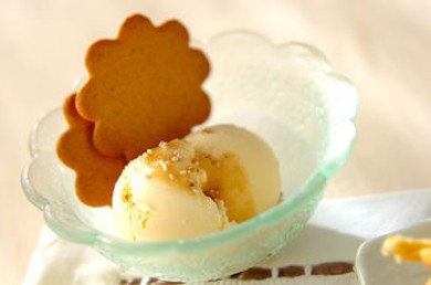 Рецепт Ванильное мороженое с кунжутно-кленовым сиропом