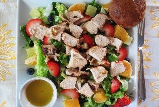 Фруктовый салат с курицей