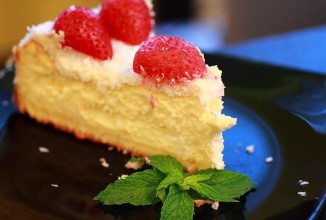 Чизкейк с клубникой и кокосом