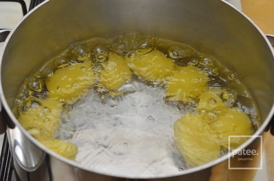 Варить картошку в кипящей воде. Бланширование картофеля. Картофель в кипящей воде. Кабачки бланшировать. Бланшировали картофель..