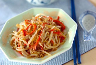 Горячий салат из ростков фасоли со свиным фаршем