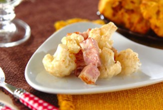 Цветная капуста жареная со сметаной и беконом