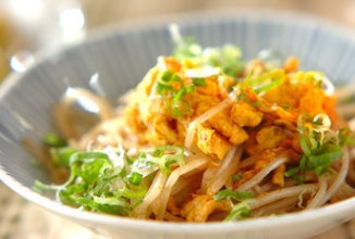 Жареные ростки фасоли и яйцом и майонезом