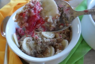 Каша с малиной и бананом