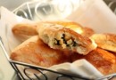 Слоеные пирожки с зеленым луком