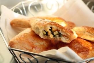 Слоеные пирожки с зеленым луком