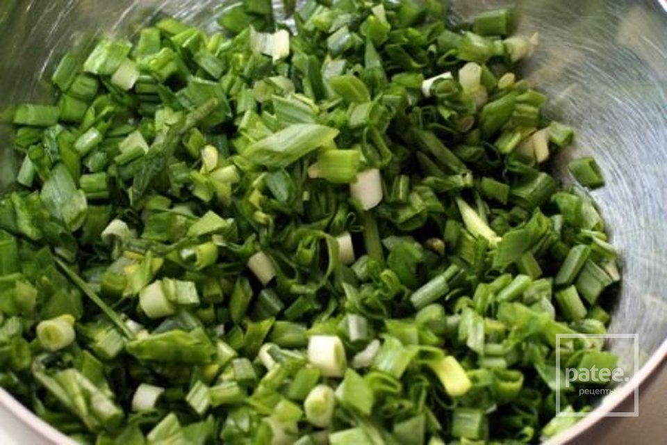 Слоеные пирожки с зеленым луком - Шаг 1