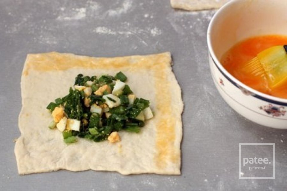 Слоеные пирожки с зеленым луком - Шаг 4