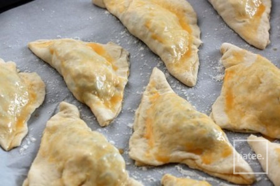 Слоеные пирожки с зеленым луком - Шаг 5