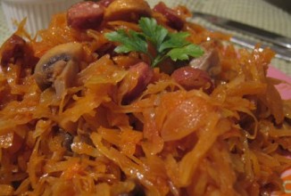 Тушеная капуста с грибами и охотничими колбасками