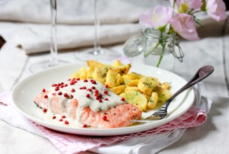 Лосось под соусом из розового перца