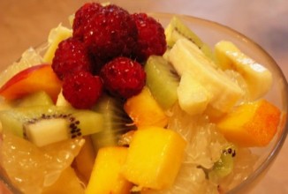 Фруктовый десерт с мороженым