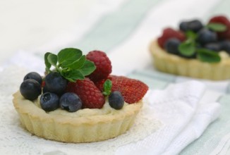 Тарталетки с ягодами и заварным кремом