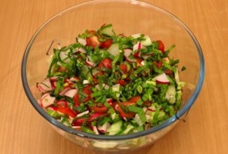 Салат из черемши и редиса