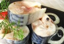 Соленая скумбрия в маринаде