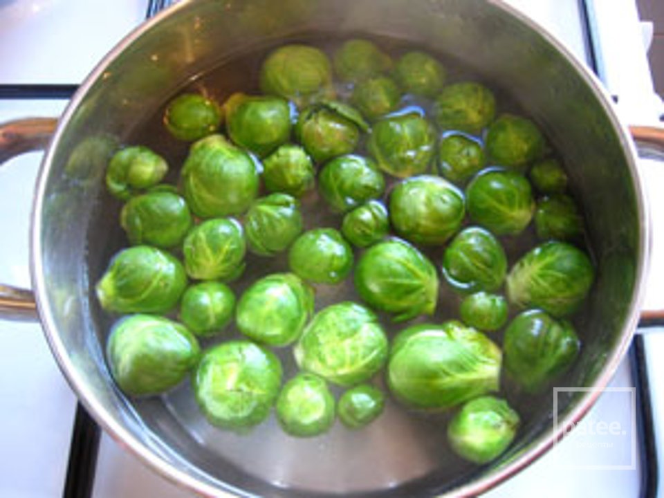 Чесночный суп с брюссельской капустой - Шаг 1